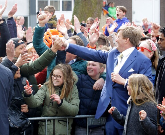 Le roi Willem-Alexander des Pays-Bas et sa fille la princesse Ariane - - La famille royale des Pays-Bas lors du Kingsday à Zwolle. Le 27 avril 2016 lors du 49ème anniversaire du roi.  The Dutch Royal Family attend the festivities of King's Day to mark the 49th birthday of the King in Zwolle. On april 27th 201627/04/2016 - Zwolle