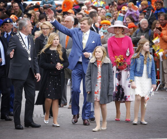 Le roi Willem-Alexander, la reine Maxima des Pays-Bas et leurs filles, la princesse Amalia, la princesse Ariane et la princesse Alexia - La famille royale des Pays-Bas lors du Kingsday à Zwolle. Le 27 avril 2016  The Dutch Royal Family attend the festivities of Kings Day in Zwolle. On april 27th 201627/04/2016 - Zwolle