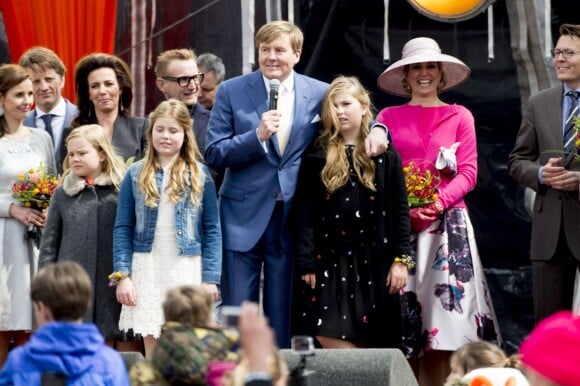La princesse Anita et le prince Pieter Christiaan, le prince Bernhard et la princesse Annette, le roi Willem-Alexander, la reine Maxima des Pays-Bas et leurs filles, la princesse Amalia, la princesse Ariane et la princesse Alexia, le prince Constantijn - La famille royale des Pays-Bas lors du Kingsday à Zwolle. Le 27 avril 2016 27/04/2016 - Zwolle