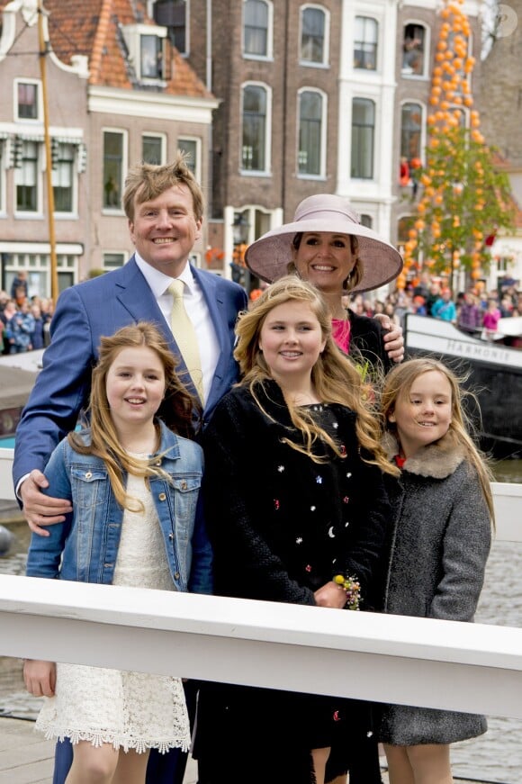 Le roi Willem-Alexander, la reine Maxima des Pays-Bas et leurs filles, la princesse Amalia, la princesse Ariane et la princesse Alexia - La famille royale des Pays-Bas lors du Kingsday à Zwolle. Le 27 avril 2016 27/04/2016 - Zwolle