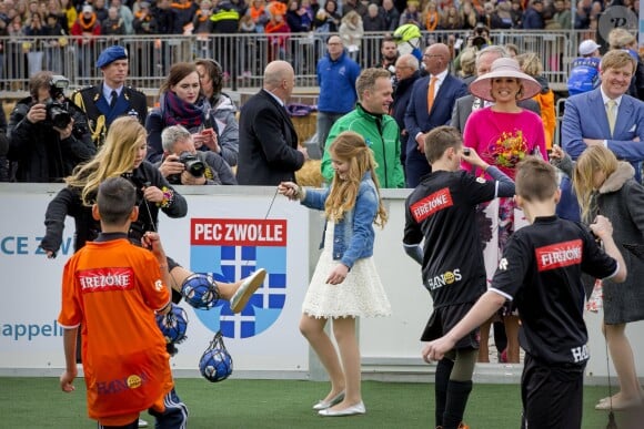 La princesse Catharina-Amalia des Pays-Bas participe à une animation sportive lors de la Fête du Roi le 27 avril 2016 à Zwolle pour les 49 ans du roi Willem-Alexander des Pays-Bas.