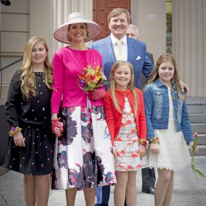 Le roi Willem-Alexander, la reine Maxima des Pays-Bas et leurs filles, la princesse Catharina-Amalia, la princesse Ariane et la princesse Alexia posant lors de la Fête du Roi le 27 avril 2016 à Zwolle pour les 49 ans du roi Willem-Alexander des Pays-Bas.