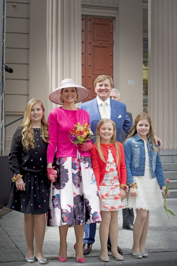 Le roi Willem-Alexander, la reine Maxima des Pays-Bas et leurs filles, la princesse Catharina-Amalia, la princesse Ariane et la princesse Alexia posant lors de la Fête du Roi le 27 avril 2016 à Zwolle pour les 49 ans du roi Willem-Alexander des Pays-Bas.