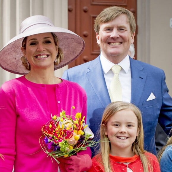 Le roi Willem-Alexander, la reine Maxima des Pays-Bas et leurs filles, la princesse Catharina-Amalia, la princesse Ariane et la princesse Alexia posant lors de la Fête du Roi le 27 avril 2016 à Zwolle pour les 49 ans du roi Willem-Alexander des Pays-Bas.