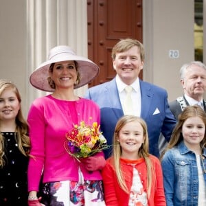 Le roi Willem-Alexander, la reine Maxima des Pays-Bas et leurs filles, la princesse Catharina-Amalia, la princesse Ariane et la princesse Alexia posant lors de la Fête du Roi le 27 avril 2016 à Zwolle pour les 49 ans du roi Willem-Alexander des Pays-Bas.