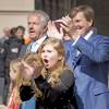 Le roi Willem-Alexander et la princesse Catharina-Amalia, à fond, lors de la Fête du Roi le 27 avril 2016 à Zwolle pour les 49 ans du roi Willem-Alexander des Pays-Bas.