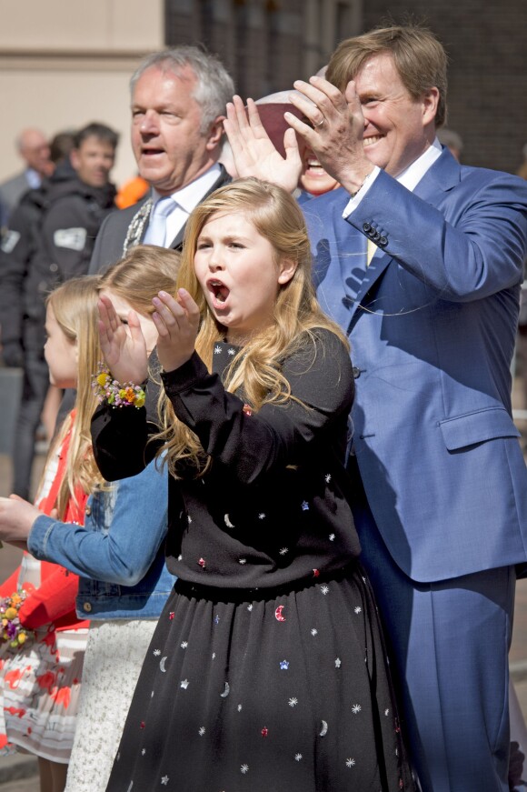 Le roi Willem-Alexander et la princesse Catharina-Amalia, à fond, lors de la Fête du Roi le 27 avril 2016 à Zwolle pour les 49 ans du roi Willem-Alexander des Pays-Bas.