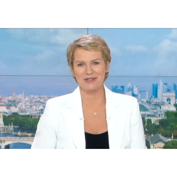 La journaliste Elise Lucet fait ses adieux au JT de France 2, le vendredi 29 avril 2016.