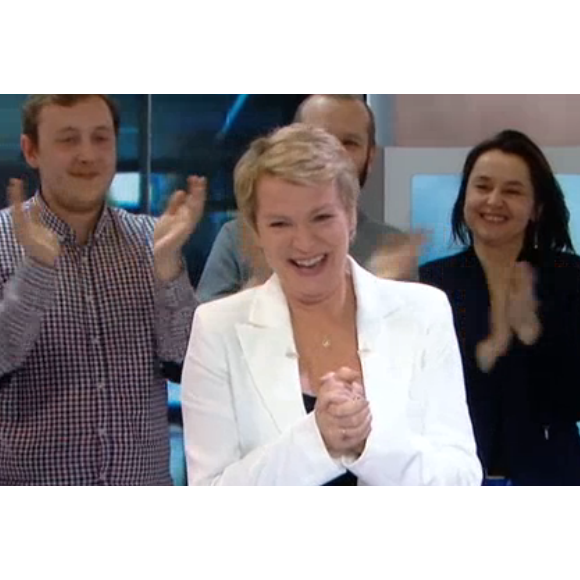 Elise Lucet, en larmes, lors de ses adieux au JT de France 2, le vendredi 29 avril 2016.