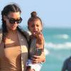 Exclusif - Kim Kardashian et sa fille North sur la plage Kourtney et ses enfants lors de leurs vacances à Miami, le 22 avril 2016.