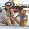 Exclusif - Kim Kardashian et sa fille North sur la plage Kourtney et ses enfants lors de leurs vacances à Miami, le 22 avril 2016.