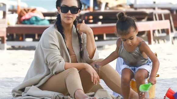 Kim Kardashian et North : Journée plage et mode, craquantes sous le soleil !