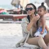 Exclusif - Kim Kardashian et sa fille North sur la plage Kourtney et ses enfants lors de leurs vacances à Miami, le 22 avril 2016.