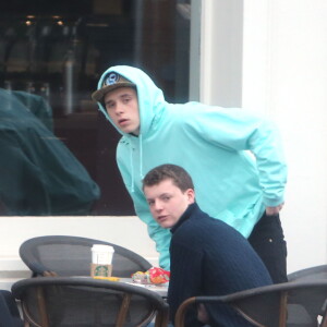 Brooklyn Beckham à la terasse d'un café avec des amis à Londres, le 26 avril 2016