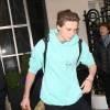 Brooklyn Beckham sortant d'un hôtel avant de monter à bord d'une voiture à Londres, le 25 avril 2016