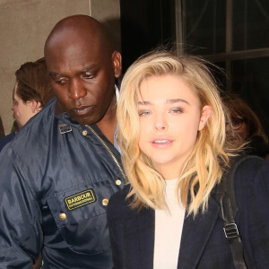 Chloe Moretz sortant d'un hôtel avant de monter à bord d'une voiture à Londres, le 25 avril 2016