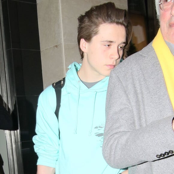 Brooklyn Beckham sortant d'un hôtel avant de monter à bord d'une voiture à Londres, le 25 avril 2016