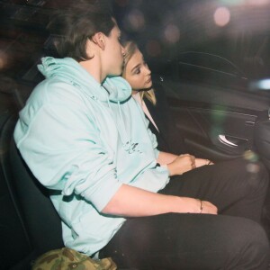 Brooklyn Beckham et Chloe Moretz sortant ensemble d'un hôtel avant de monter à bord d'une voiture à Londres, le 25 avril 2016