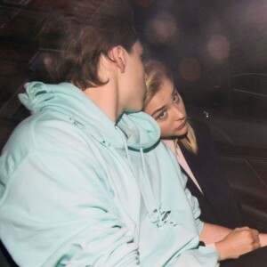 Brooklyn Beckham et Chloe Moretz sortant ensemble d'un hôtel avant de monter à bord d'une voiture à Londres, le 25 avril 2016