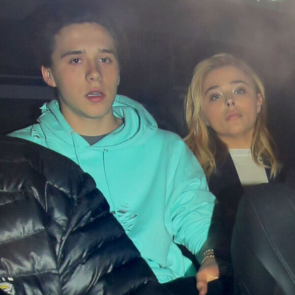 Brooklyn Beckham et Chloe Moretz sortant ensemble d'un hôtel avant de monter à bord d'une voiture à Londres, le 25 avril 2016