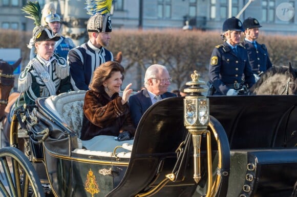 La reine Silvia et le roi Carl Gustav de Suède - Le roi Carl Gustav de Suède se rend à l'opéra pour recevoir les membres de l'académie artistique et humaniste à Stockholm le 29 avril 2016.