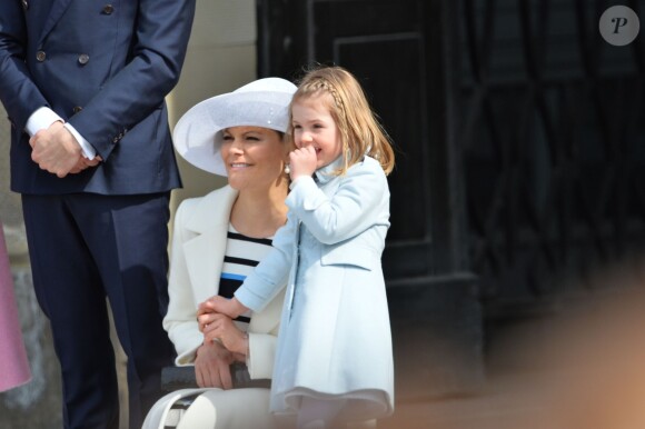 La princesse Victoria de Suède et sa fille la princesse Estelle - Cérémonie des forces armées suédoises pour le 70ème anniversaire du roi Carl Gustav de Suède dans la cour du palais royal à Stockholm. Le 30 avril 2016