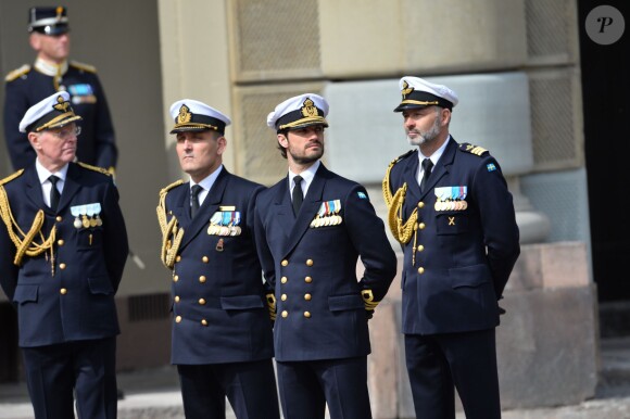 Le prince Carl Philip de Suède - Cérémonie des forces armées suédoises pour le 70ème anniversaire du roi Carl Gustav de Suède dans la cour du palais royal à Stockholm. Le 30 avril 2016