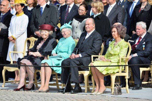 La princesse Beatrix des Pays-Bas, la reine Margrethe II de Danemark, le roi Juan Carlos et la reine Sofia d'Espagne - Cérémonie des forces armées suédoises pour le 70ème anniversaire du roi Carl Gustav de Suède dans la cour du palais royal à Stockholm. Le 30 avril 2016
