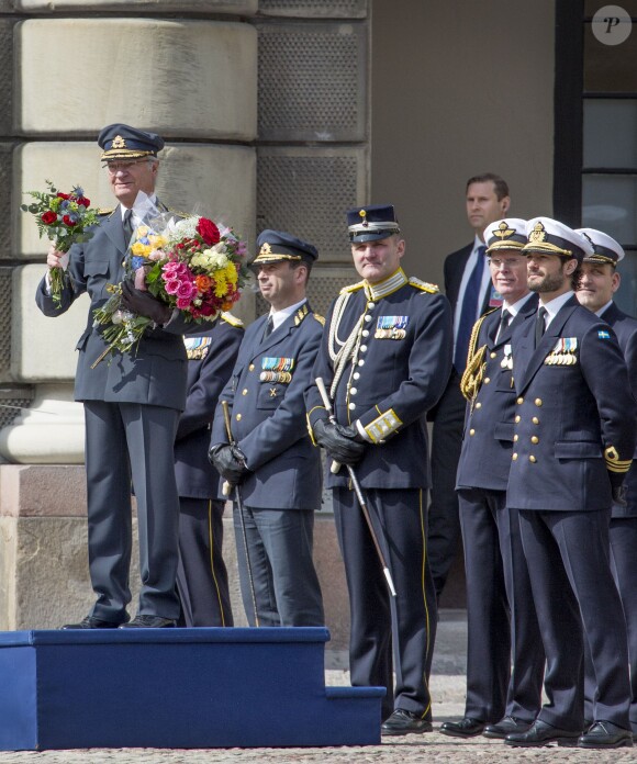 Le roi Carl Gustav et le prince Carl Philip de Suède - Cérémonie des forces armées suédoises pour le 70ème anniversaire du roi Carl Gustav de Suède dans la cour du palais royal à Stockholm. Le 30 avril 2016