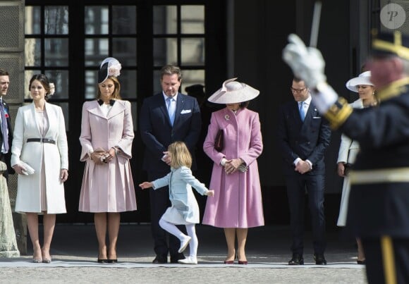 La princesse Sofia (Hellqvist), la princesse Madeleine, Chris O'Neill, la reine Silvia, le prince Daniel, la princesse Victoria de Suède et leur fille la princesse Estelle - Cérémonie des forces armées suédoises pour le 70ème anniversaire du roi Carl Gustav de Suède dans la cour du palais royal à Stockholm. Le 30 avril 2016