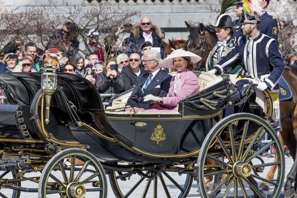 Le roi Carl Gustav et la reine Silvia de Suède - Cérémonie des forces armées suédoises pour le 70ème anniversaire du roi Carl Gustav de Suède dans la cour du palais royal à Stockholm. Le 30 avril 2016