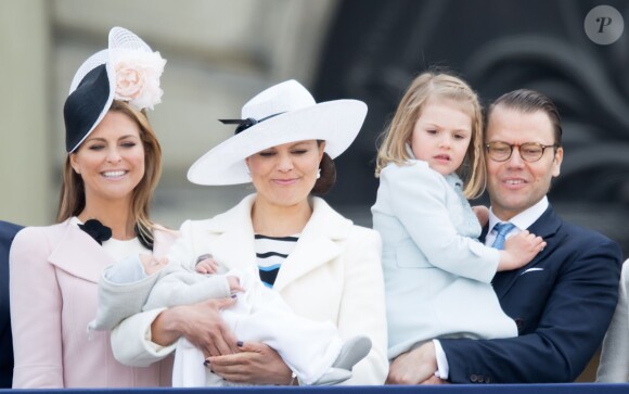 La princesse Madeleine, la princesse Victoria et son fils le prince Oscar, le prince Daniel et sa fille la princesse Estelle de Suède - La famille royale de Suède au balcon du palais royal à Stockholm pour le 70ème anniversaire du roi Carl Gustav de Suède, le 30 avril 2016