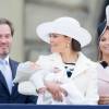 Chris O'Neill, la princesse Victoria et son fils le prince Oscar, la princesse Madeleine de Suède - La famille royale de Suède au balcon du palais royal à Stockholm pour le 70ème anniversaire du roi Carl Gustav de Suède, le 30 avril 2016