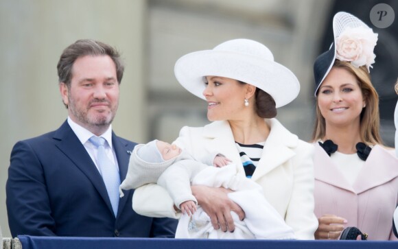 Chris O'Neill, la princesse Victoria et son fils le prince Oscar, la princesse Madeleine de Suède - La famille royale de Suède au balcon du palais royal à Stockholm pour le 70ème anniversaire du roi Carl Gustav de Suède, le 30 avril 2016