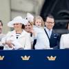 Chris O'Neill, la princesse Victoria et son fils le prince Oscar, la princesse Madeleine, le prince Daniel et sa fille la princesse Estelle, la princesse Sofia (Hellqvist) et le prince Carl Philip de Suède - La famille royale de Suède au balcon du palais royal à Stockholm pour le 70ème anniversaire du roi Carl Gustav de Suède, le 30 avril 2016