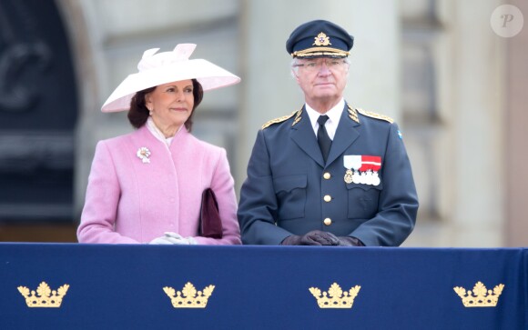 La reine Silvia et le roi Carl Gustav de Suède - La famille royale de Suède au balcon du palais royal à Stockholm pour le 70ème anniversaire du roi Carl Gustav de Suède, le 30 avril 2016