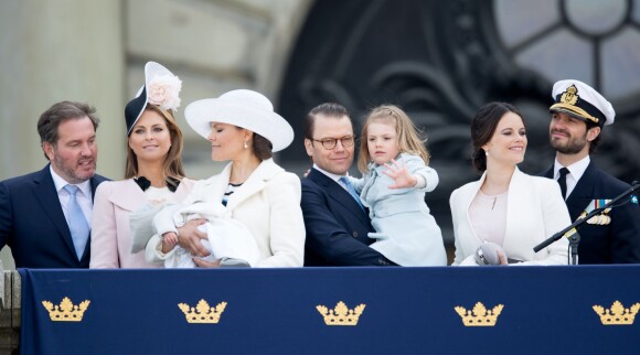 Chris O'Neill, la princesse Madeleine, la princesse Victoria et son fils le prince Oscar, le prince Daniel et sa fille la princesse Estelle, la princesse Sofia (Hellqvist), le prince Carl Philip de Suède - La famille royale de Suède au balcon du palais royal à Stockholm pour le 70ème anniversaire du roi Carl Gustav de Suède, le 30 avril 2016
