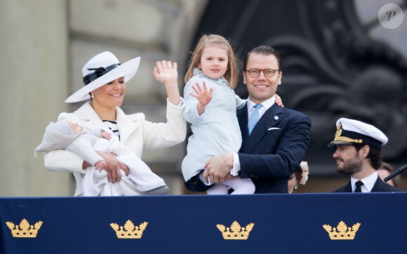 La princesse Victoria et son fils le prince Oscar, le prince Daniel et sa fille la princesse Estelle de Suède - La famille royale de Suède au balcon du palais royal à Stockholm pour le 70ème anniversaire du roi Carl Gustav de Suède, le 30 avril 2016