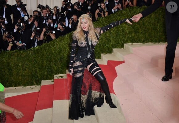 Madonna, en Givenchy - Soirée Costume Institute Benefit Gala 2016 (Met Ball) sur le thème de "Manus x Machina" au Metropolitan Museum of Art à New York, le 2 mai 2016.