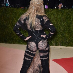 Madonna expose ses fesses - Soirée Costume Institute Benefit Gala 2016 (Met Ball) sur le thème de "Manus x Machina" au Metropolitan Museum of Art à New York, le 2 mai 2016.