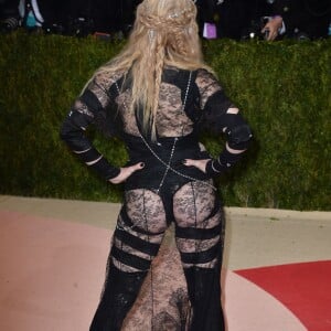 Madonna expose ses fesses - Soirée Costume Institute Benefit Gala 2016 (Met Ball) sur le thème de "Manus x Machina" au Metropolitan Museum of Art à New York, le 2 mai 2016.