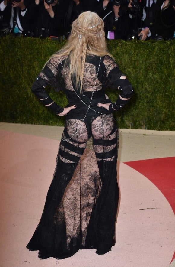 Madonna expose ses fesses - Soirée Costume Institute Benefit Gala 2016 (Met Ball) sur le thème de "Manus x Machina" au Metropolitan Museum of Art à New York, le 2 mai 2016.