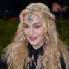 Madonna pose lors de la soirée Costume Institute Benefit Gala 2016 (Met Ball) sur le thème de "Manus x Machina" au Metropolitan Museum of Art à New York, le 2 mai 2016.