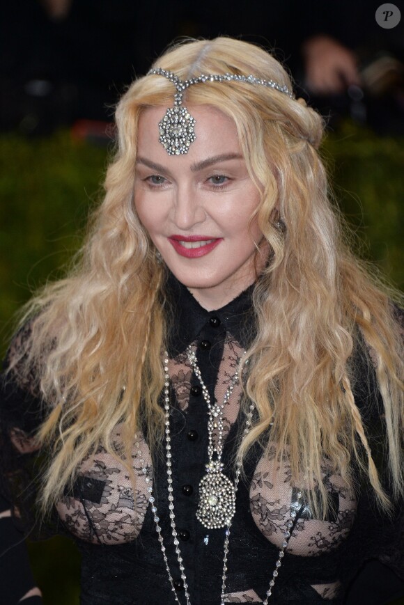 Madonna pose lors de la soirée Costume Institute Benefit Gala 2016 (Met Ball) sur le thème de "Manus x Machina" au Metropolitan Museum of Art à New York, le 2 mai 2016.