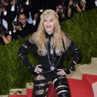 Madonna : La star de 57 ans pose les fesses à l'air au Met Gala 2016