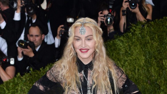Madonna : La star de 57 ans pose les fesses à l'air au Met Gala 2016