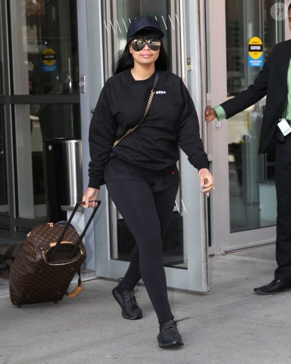 Exclusif - Rob Kardashian et sa fiancée Blac Chyna sortent de leur hôtel pour aller à l'aéroport à Boston, le 18 avril 2016.