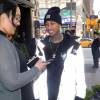 Le rappeur Tyga se promène et fait des selfies avec ses fans dans les rues de New York, le 30 avril 2016