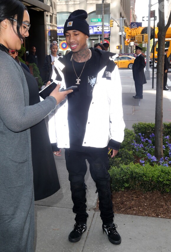 Le rappeur Tyga se promène et fait des selfies avec ses fans dans les rues de New York, le 30 avril 2016