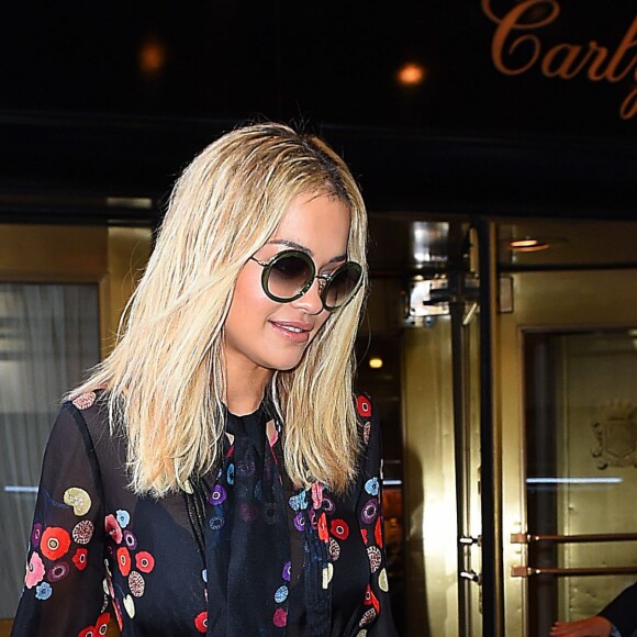 Rita Ora à la sortie de l'hôtel The Carlyle à New York, le 30 avril 2016